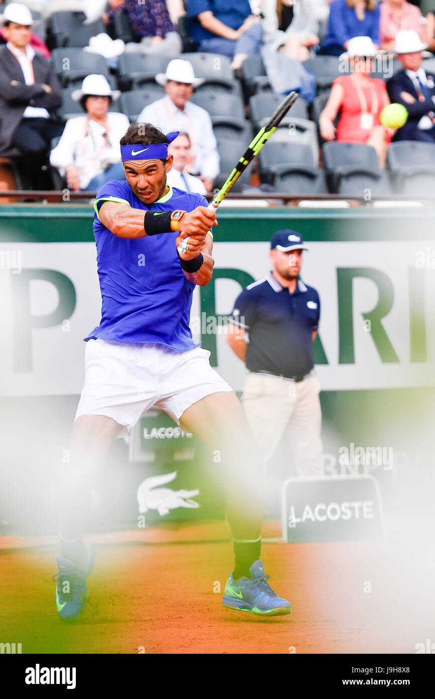 Paris. 2 juin, 2017. Rafael Nadal de l'Espagne renvoie la balle à Nikoloz Basilashvili de Géorgie au cours de la simple messieurs 3ème tour à l'Open de France 2017 Tournoi de tennis à Paris, France le 2 juin 2017. Crédit : Chen Yichen/Xinhua/Alamy Live News Banque D'Images