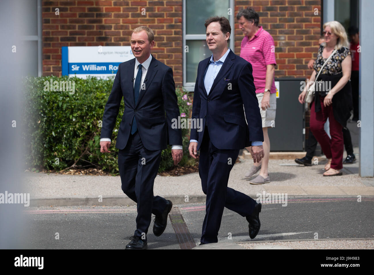 Kingston, au Royaume-Uni. 1er juin 2017. Tim Farron, leader des libéraux démocrates, Nick Clegg et arriver à l'hôpital Kingston pour répondre à un groupe de soutien "Brexit' mis en place après le référendum pour les membres du personnel de l'Union européenne. Credit : Mark Kerrison/Alamy Live News Banque D'Images