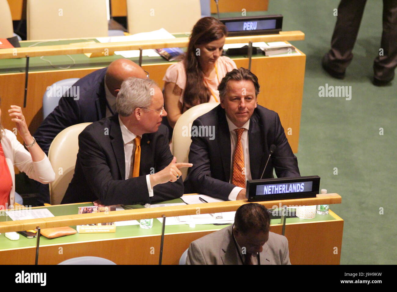 Nations Unies, New York, USA. 2 juin, 2017. À l'ONU à New York, le ministre des Affaires étrangères Néerlandais Bert Koenders comme Pays-bas remporte un siège au Conseil de sécurité de l'ONU pour 2018 : après la victoire avec 184 votes Credit : Matthew Russell Lee/Alamy Live News Banque D'Images