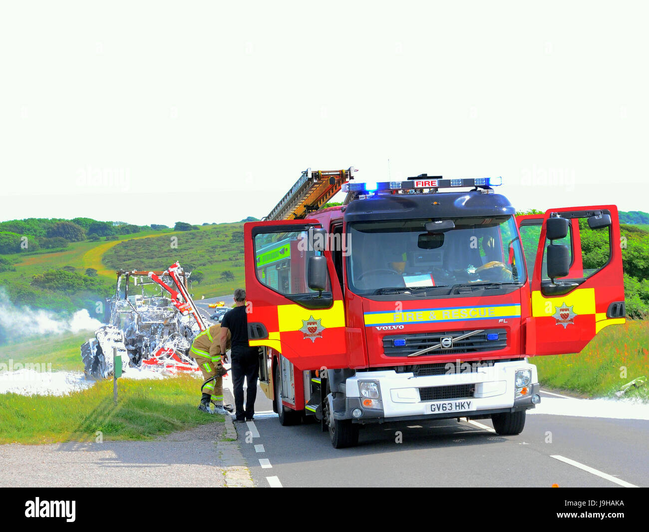 Eastbourne, East Sussex, UK.le feu de tracteur sur Beachy Head Road a été éteint par une brigade de pompiers, aucune victime, mais le tracteur semble complètement brûlé. Banque D'Images