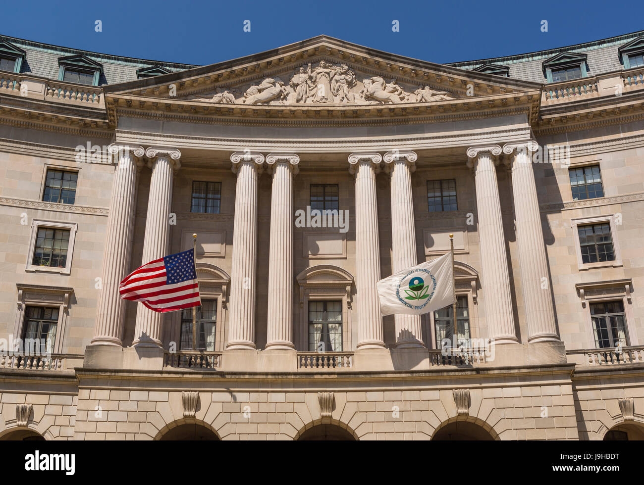 WASHINGTON, DC, USA, 2 juin 2017 - United States Environmental Protection Agency. USA et l'EPA des drapeaux. ©Rob Crandall / Alamy Live News Banque D'Images