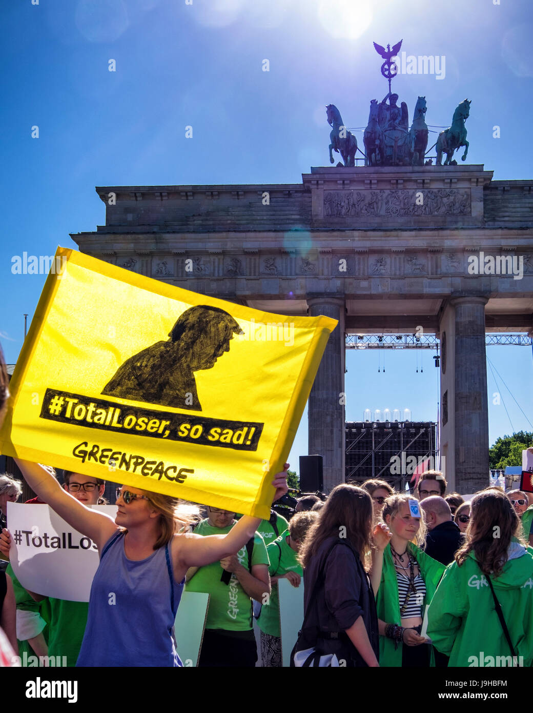 Berlin, Allemagne. 2 juin, 2017. Green Peace & berlinois de protestation devant l'ambassade des Etats-Unis après le Président Donald Trump annonce le retrait de l'accord sur le changement climatique de Paris. Le déménagement a été condamné à l'échelle internationale et les États-Unis se joint maintenant à la Syrie et au Nicaragua comme la seule non-participants à l'accord historique. Credit : Eden Breitz/Alamy Live News Banque D'Images