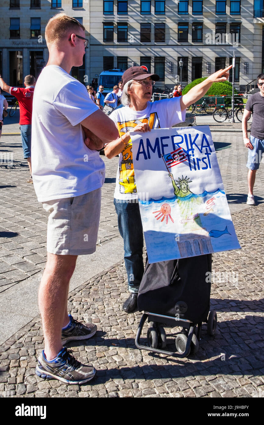 Berlin, Allemagne. 2 juin, 2017. Green Peace & berlinois de protestation devant l'ambassade des Etats-Unis après le Président Donald Trump annonce le retrait de l'accord sur le changement climatique de Paris. Le déménagement a été condamné à l'échelle internationale et les États-Unis se joint maintenant à la Syrie et au Nicaragua comme la seule non-participants à l'accord historique. Credit : Eden Breitz/Alamy Live News Banque D'Images