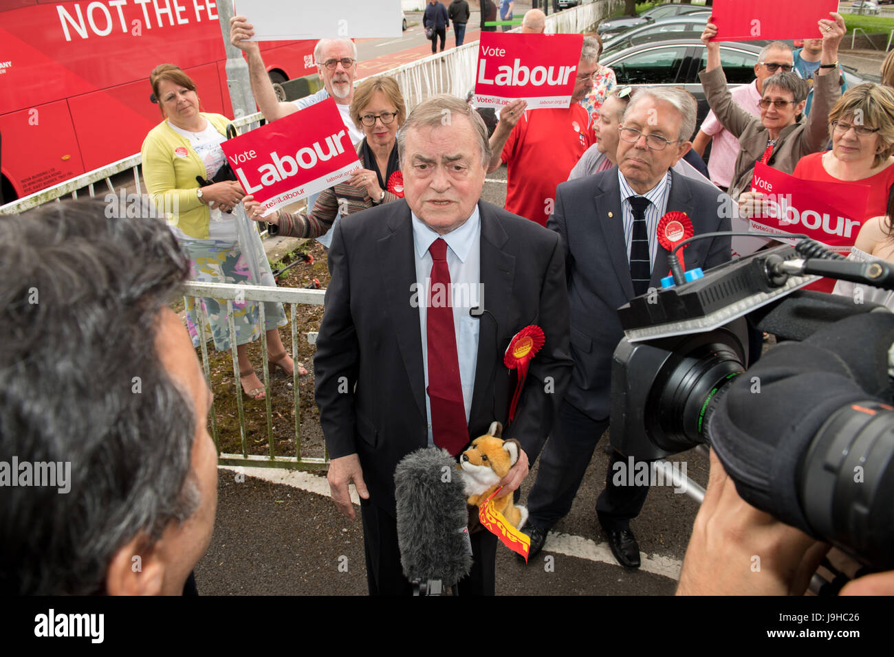 Mansfield, Nottinghamshire, Angleterre. 2 juin 2017. John Prescott Prescott (seigneur) ancien leader adjoint du Parti du Travail et de la main-d'candidatMe Mansfield Sir Alan Meale parlant de campagne lors d'un rassemblement de la population siège de Mansfield, Nottinghamshire pour la 8e élection générale Juin Alan Beastall/Alamy Live News Banque D'Images