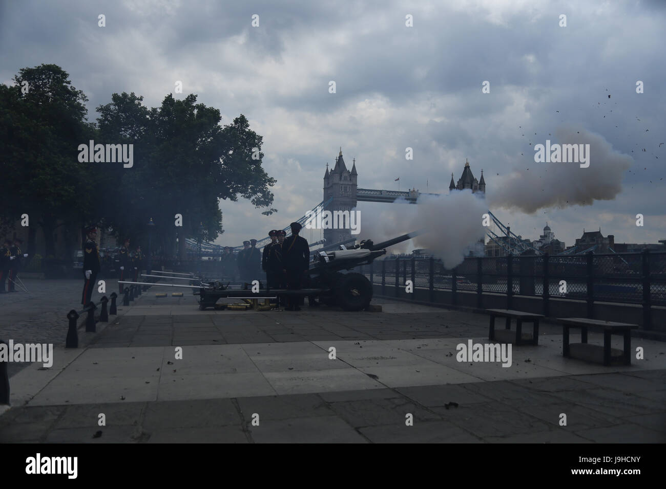 L'Honorable Artillery Company (HAC), la ville de London Regiment de l'armée de réserve, en tenue de cérémonie, va quitter leur caserne à Armoury House et conduire à travers la ville dans leurs véhicules Pinzgauer livrée avec une escorte jusqu'à la Tour de Londres pour un feu d'armes à feu 62 Royal Salute à 1h00. Banque D'Images