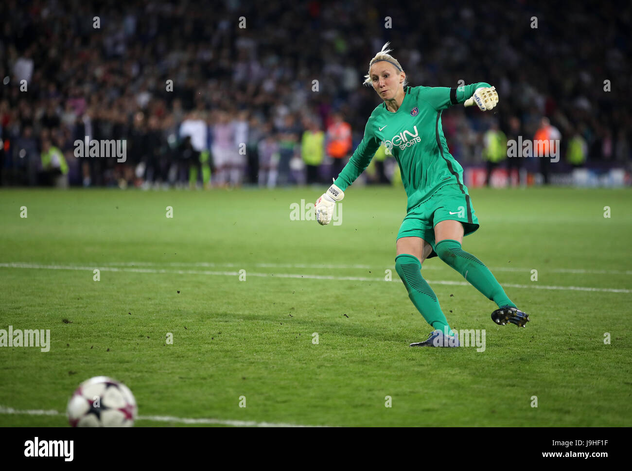 Paris Saint-Germain gardien Katarzyna Kiedrzynek rate un mort au cours de l'UEFA Women's Champions League au Cardiff City Stadium. Banque D'Images