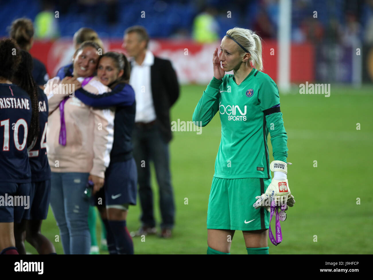 Paris Saint-Germain gardien Katarzyna Kiedrzynek semble découragée car elle tient sa deuxième médaille au cours l'UEFA Women's Champions League au Cardiff City Stadium. Banque D'Images