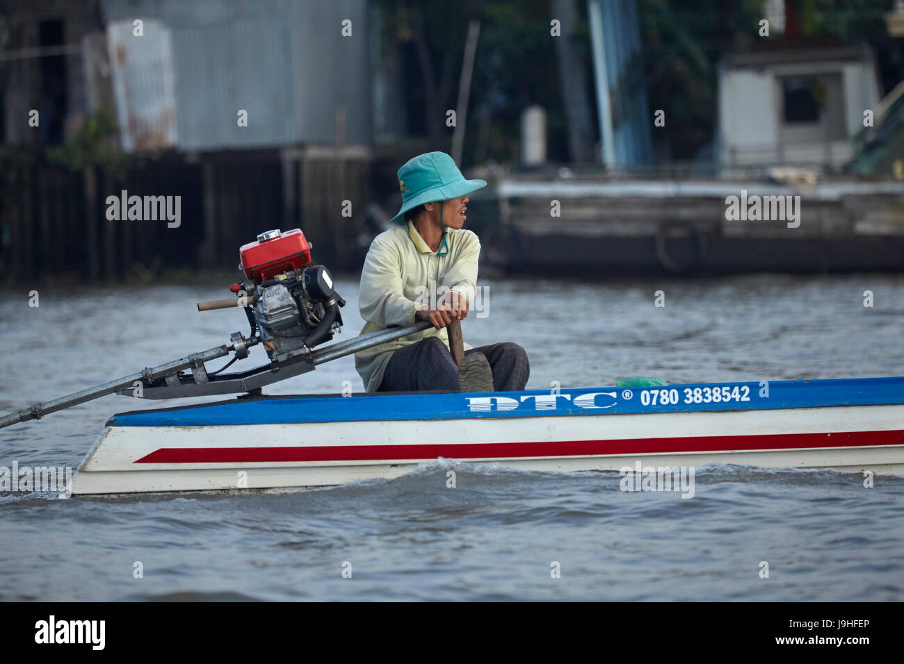 L'homme en bateau à longue queue, du marché flottant de Cai Rang, Can Tho, Delta du Mékong, Vietnam Banque D'Images
