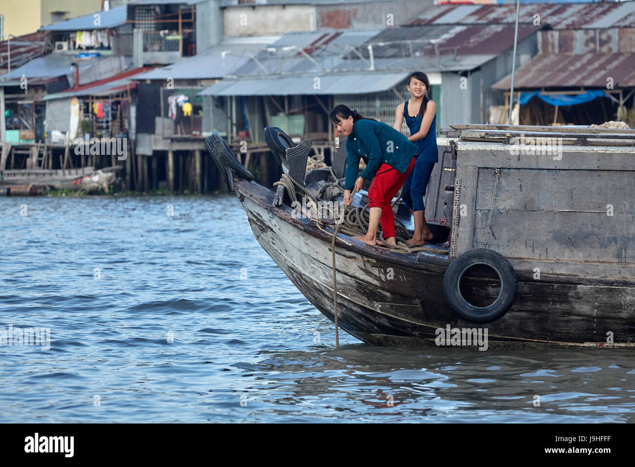 Mère et fille en relevant l'ancre à marché flottant de Cai Rang, Can Tho, Delta du Mékong, Vietnam Banque D'Images