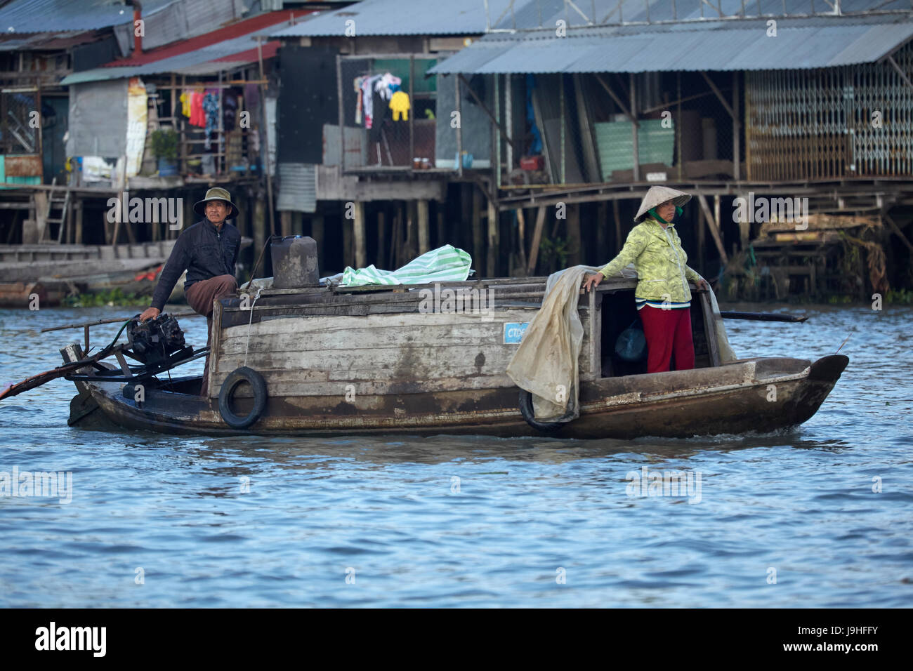 Couple en bateau à longue queue, du marché flottant de Cai Rang, Can Tho, Delta du Mékong, Vietnam Banque D'Images