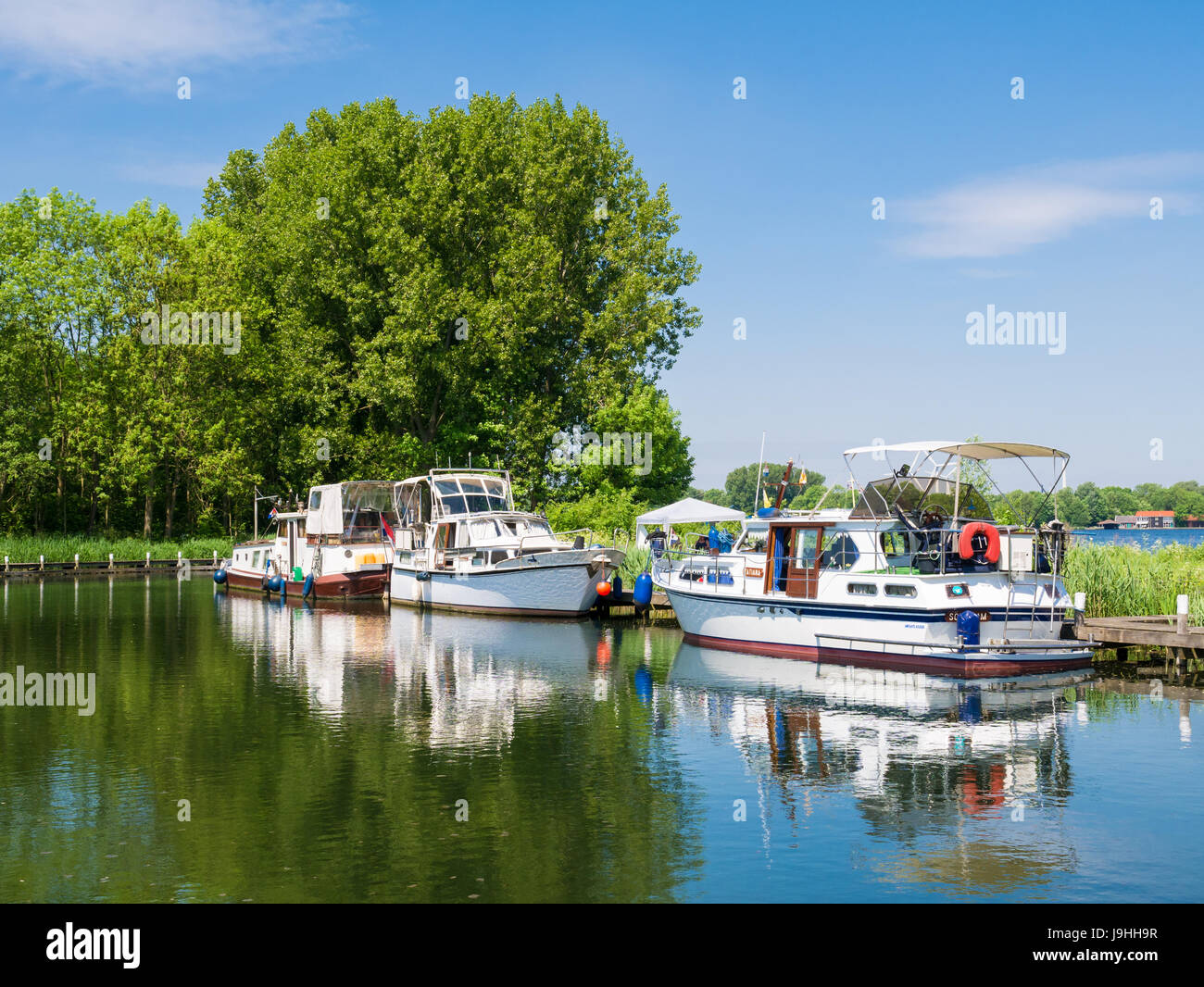 Moorings avec motor yachts au lac Brielse Meer près de Brielle, Hollande méridionale, Pays-Bas Banque D'Images