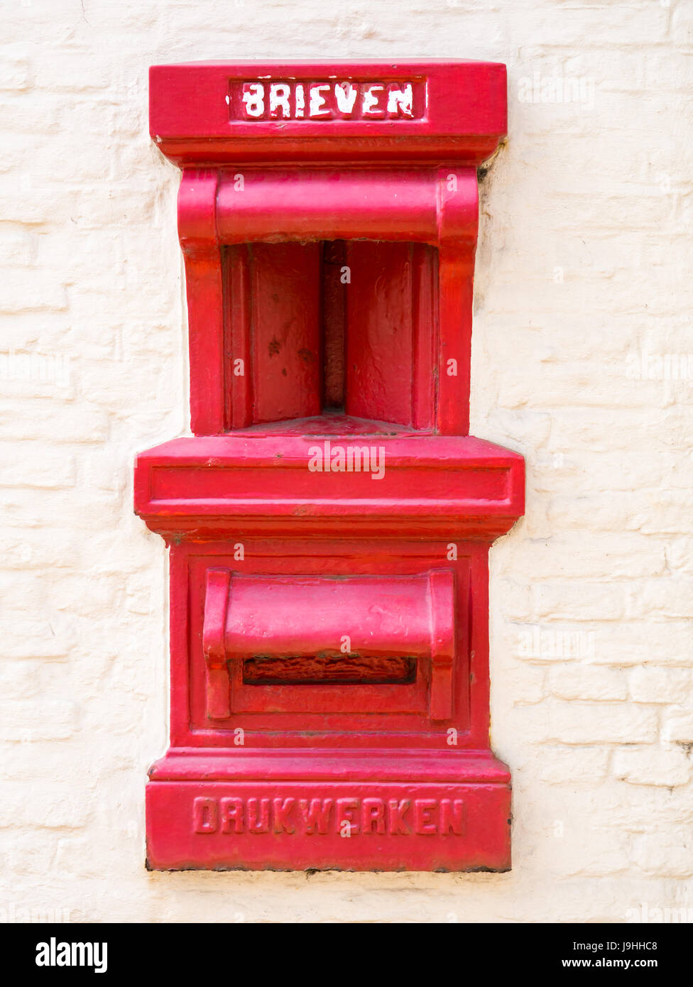 Ancienne boîte aux lettres rouge ou postbox dans mur de brique dans la vieille ville de Brielle, Voorne-Putten, Hollande méridionale, Pays-Bas Banque D'Images