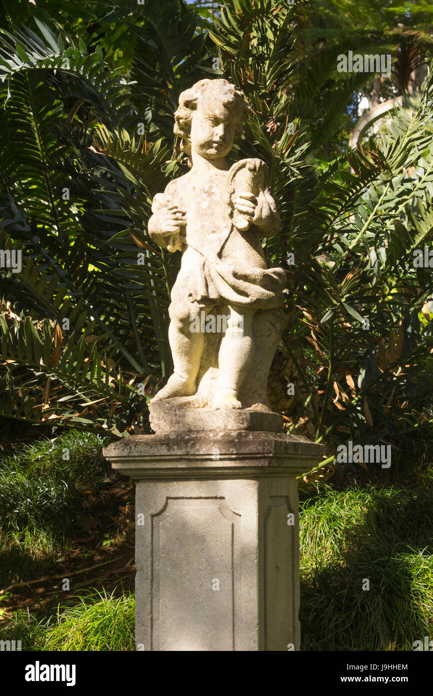 La statue d'un petit garçon ou un chérubin à Monte Palace Tropical Garden, Funchal, Madère Banque D'Images
