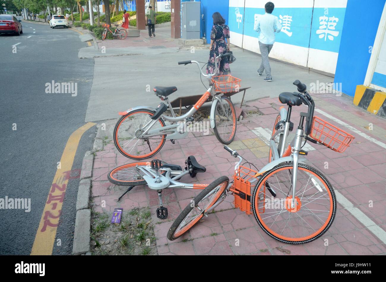 Chaos de partage de vélos en Chine. Mobile et Ofo a inondé les rues de la Chine avec les cycles. Bloquer l'entrée de métro. Droit de Shenzhen. Banque D'Images