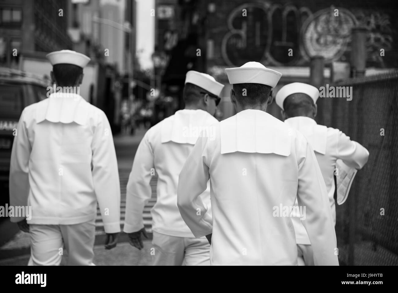 Un groupe de recrutement matelot marcher dans New York City Banque D'Images