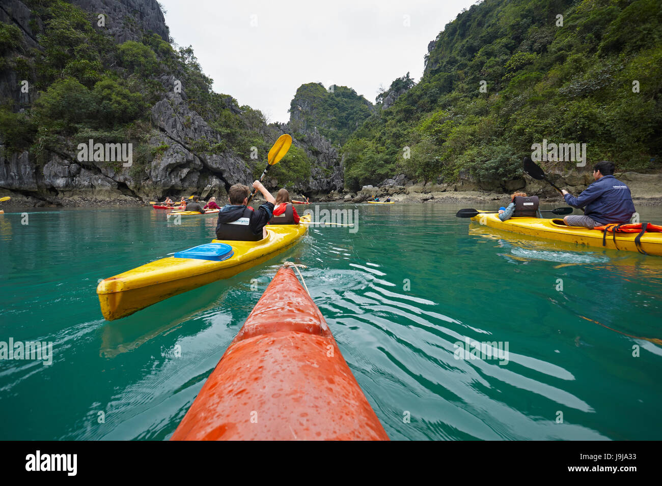 Les kayakistes, Ha Long Bay (site du patrimoine mondial de l'Unesco ), Province de Quang Ninh, Vietnam Banque D'Images