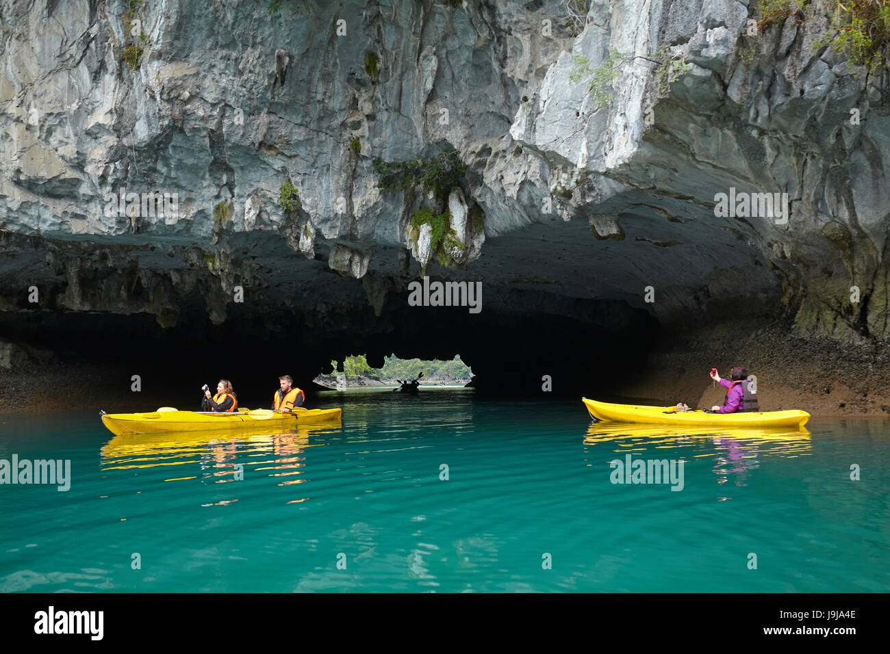 Les kayakistes et mer agitée, Ha Long Bay (site du patrimoine mondial de l'Unesco ), Province de Quang Ninh, Vietnam Banque D'Images