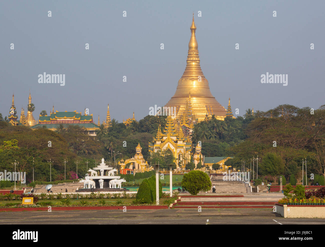 Le Myanmar, Yangon city, Shwedagon Pagoda, côté ouest Banque D'Images