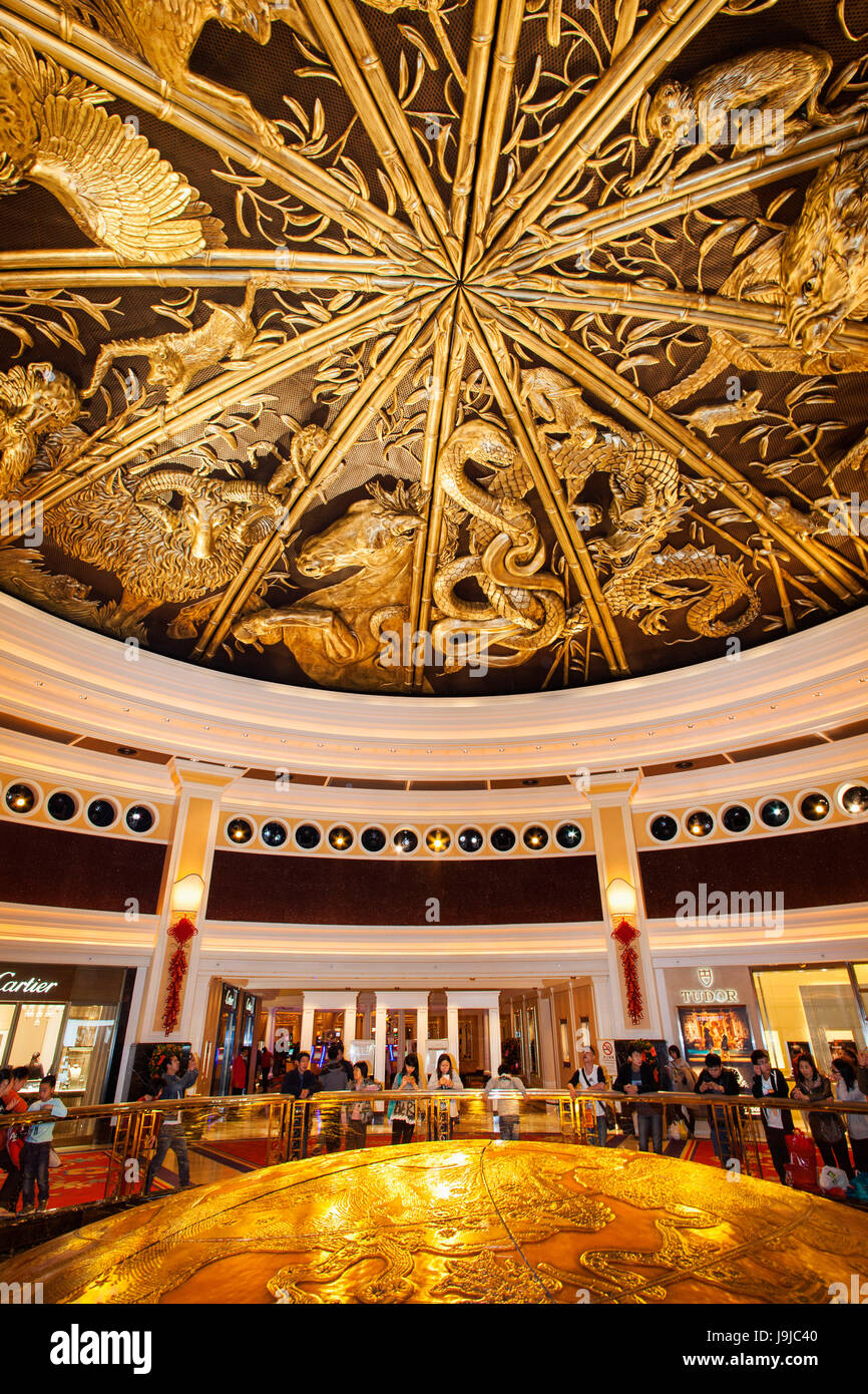 La Chine, Macao, Wynn Hôtel et casino, le plafond de l'Atrium représentant des signes du Zodiaque Chinois Banque D'Images