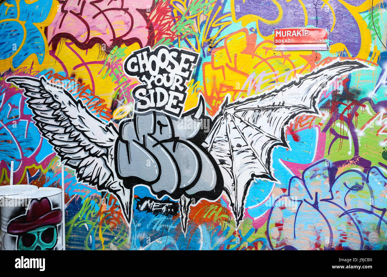 ISTANBUL, TURQUIE - le 28 mai 2017 : des graffitis sur un mur dans le district de Karakoy. Choisissez votre côté est la plus connue de l'écriture graffiti à Istanbul. Banque D'Images