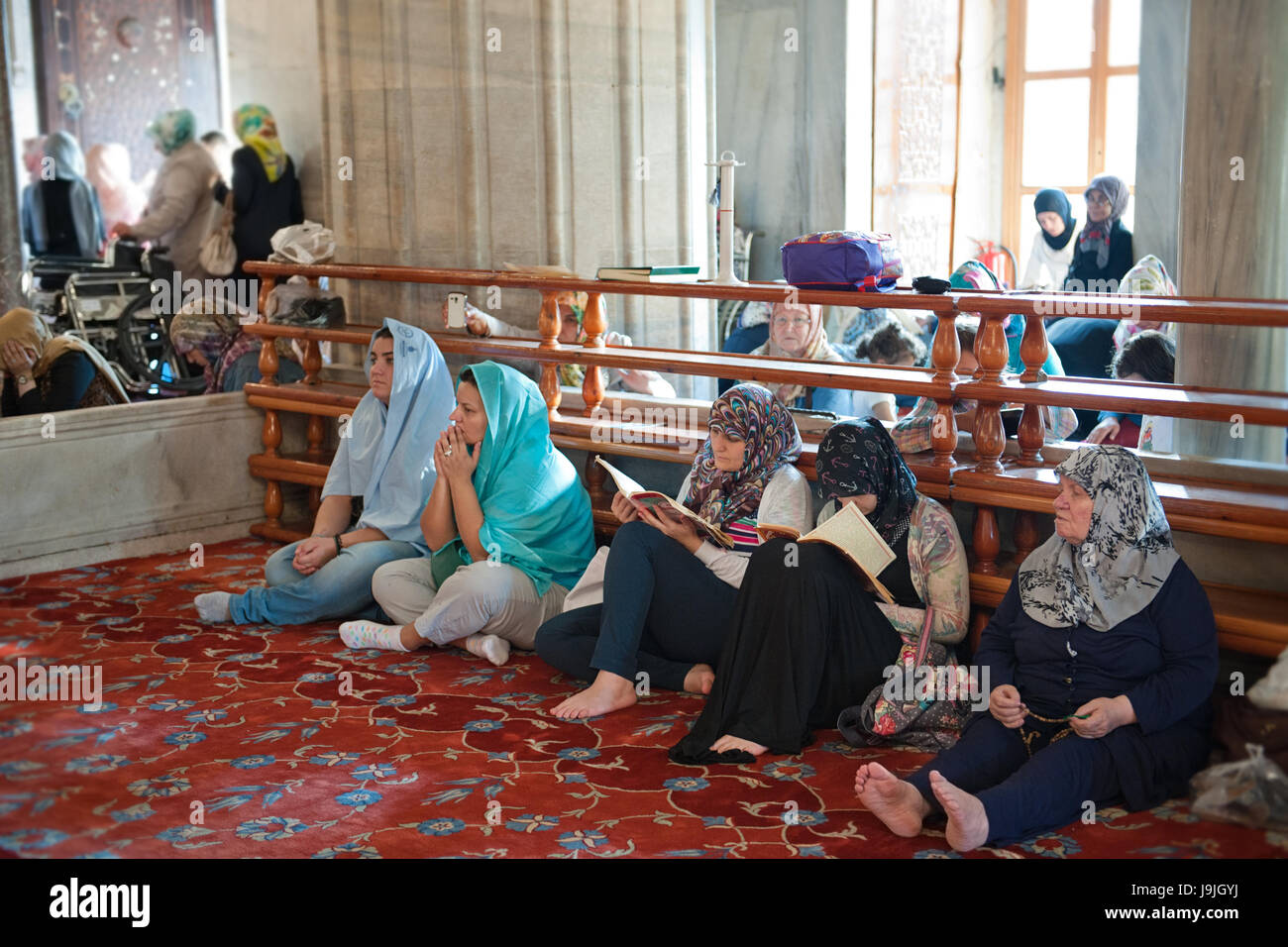 Les femmes priaient à la Mosquée Bleue, Istanbul, Turquie Banque D'Images
