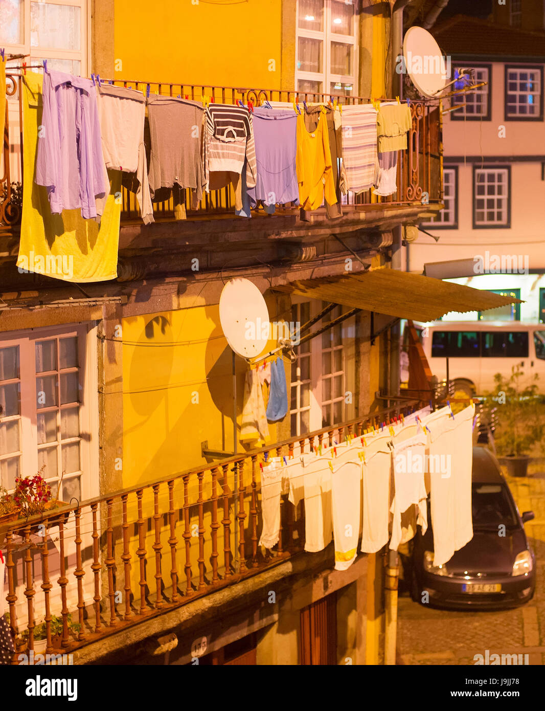 Le séchage des vêtements sur une corde à linge à Porto la nuit, Portugal Banque D'Images