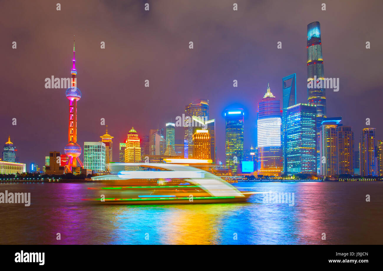 Bateau de croisière de la rivière en face de centre-ville de Shanghai. Chine Banque D'Images