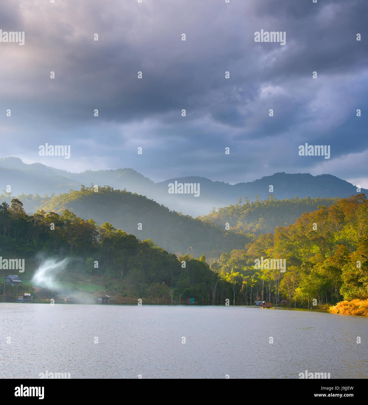 Paysage avec lac, montagnes et beaux nuages. Le nord de la Thaïlande. Pai Banque D'Images