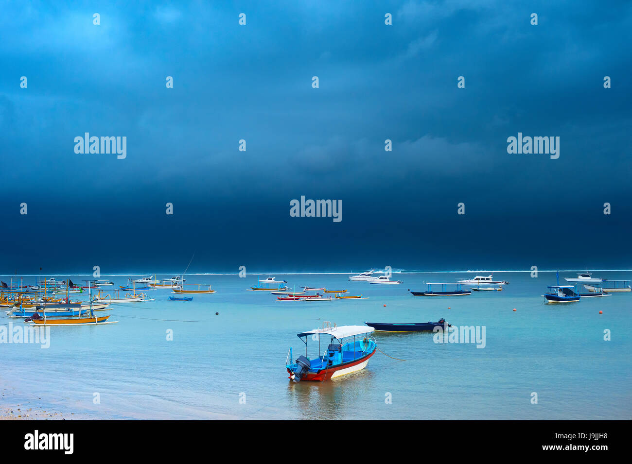 Beaucoup de bateaux de pêche dans l'océan dans la Strom. L'île de Bali, Indonésie Banque D'Images