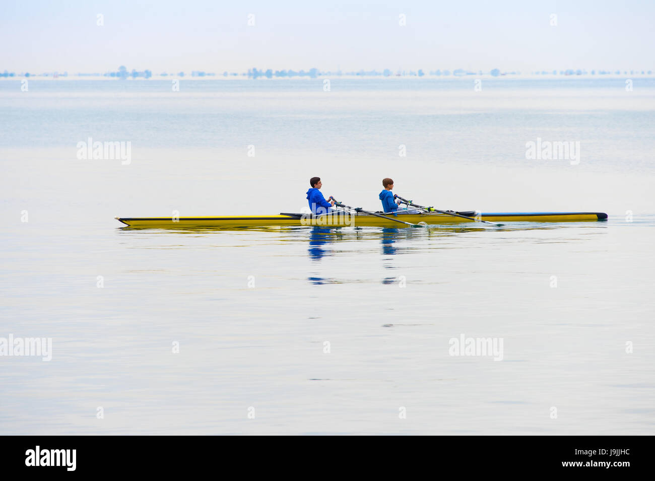 Thessalonique, Grèce - 19 octobre 2016 : Paire d'adolescents l'aviron en kayak (bateau de course) dans le port de Thessalonique. Thessalonique est la deuxième plus grande ci Banque D'Images