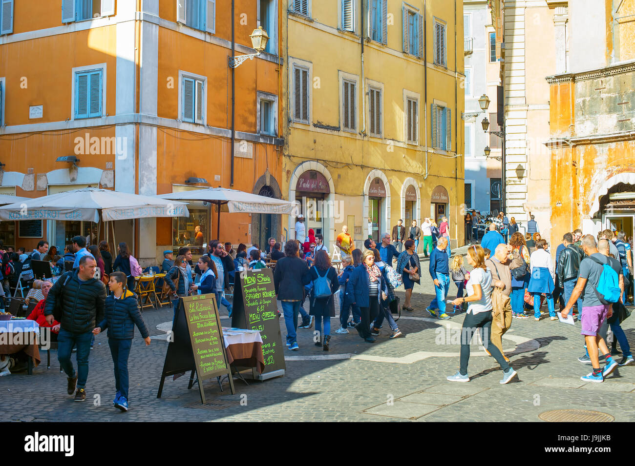 ROME, ITALIE - Nov 01, 2016 : les gens marcher sur rue de la vieille ville de Rome. Rome est la 3ème ville la plus visitée de l'UE, après Londres et Paris, et réc Banque D'Images