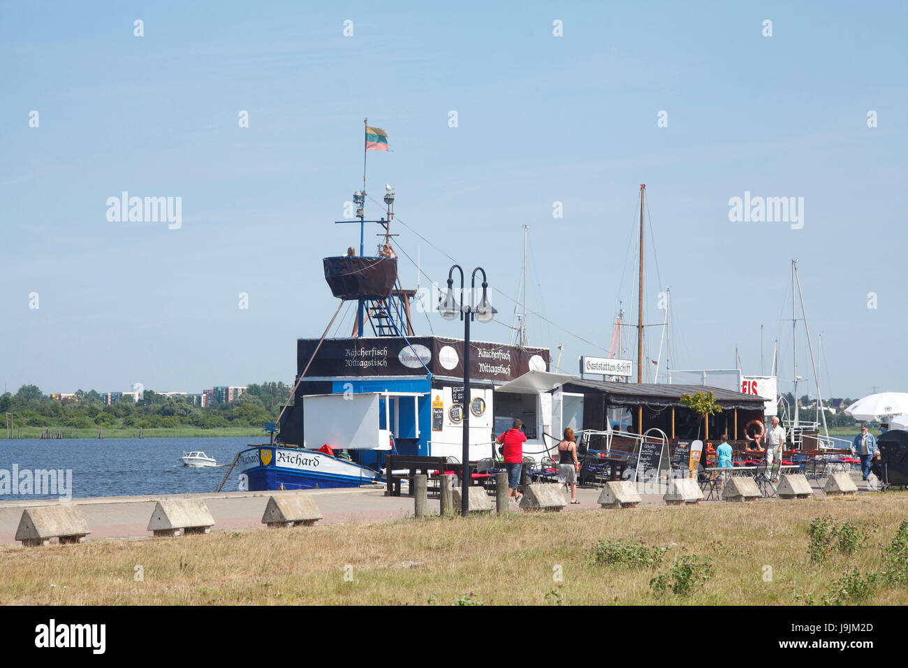 L'Europe, l'Allemagne, 1, Rostock, le poisson avec la faucheuse à la vente du poisson Warnow Banque D'Images