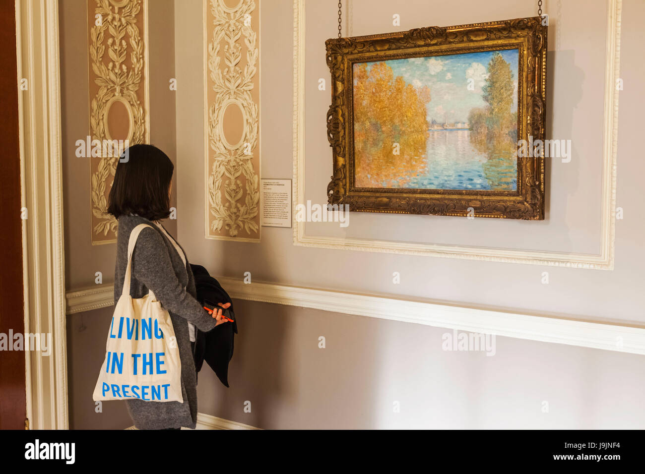 L'Angleterre, Londres, Courtauld Gallery, visiteur à la peinture de Monet à Banque D'Images