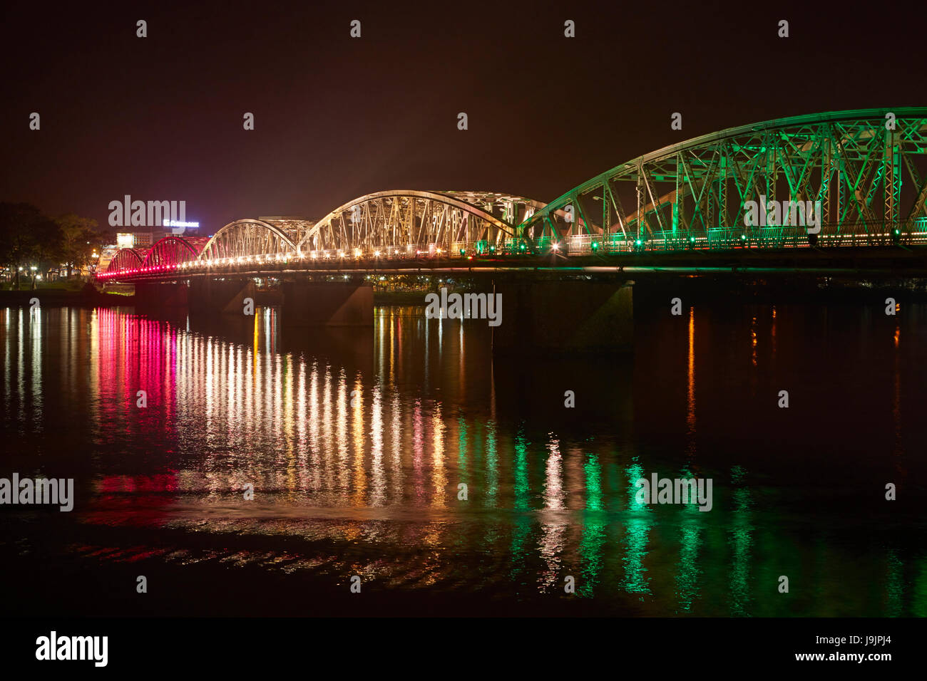 Phares sur pont Trang tien à travers la rivière des Parfums, de la teinte, la côte centrale du nord du Vietnam, Banque D'Images