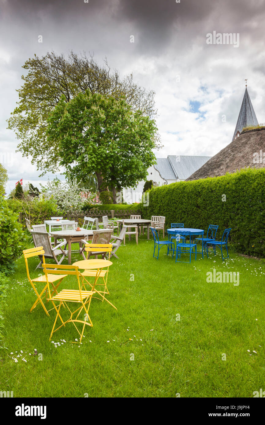 Le Danemark, le Jutland, Mogeltonder, cafe tables le long de la rue Slotsgade Banque D'Images