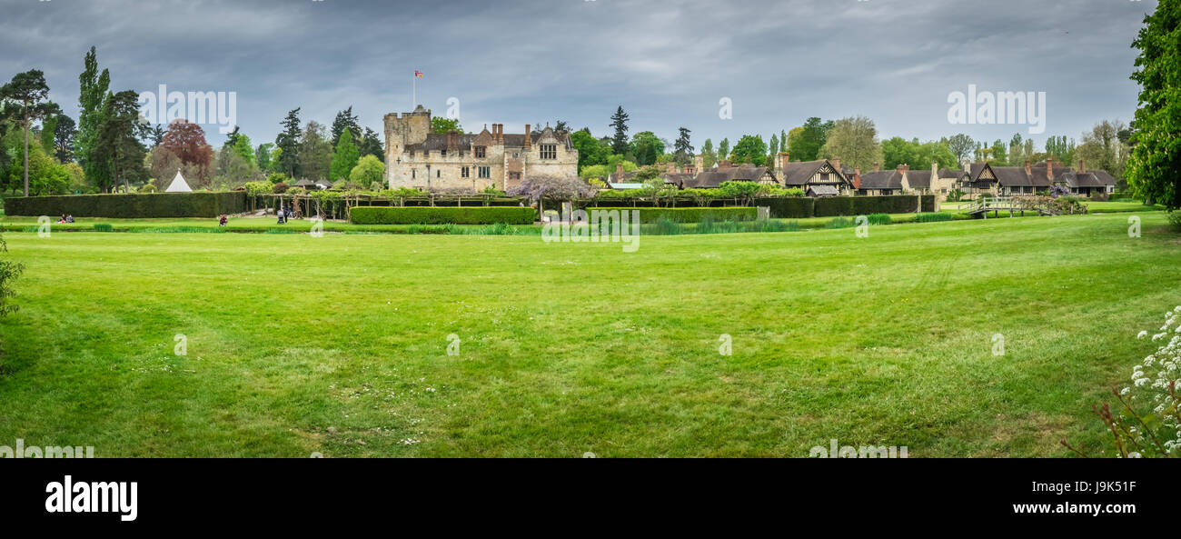 Hever Castle, Angleterre - Avril 2017 : le château de Hever et ses beaux jardins situé dans le village d'Hever, Kent, construit au 13e siècle, historique Banque D'Images