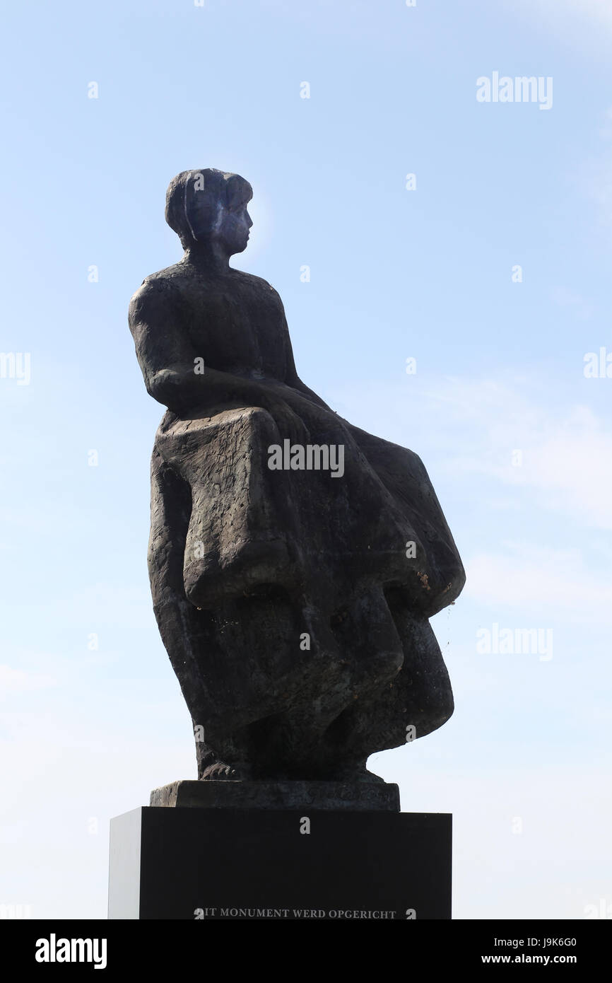 Monument aux morts situé à Urk, Pays-Bas, un hommage à tous les hommes qui ont péri en mer. Les plaques sur le mur indique les hommes dans l'année où ils ont été perdus. Banque D'Images