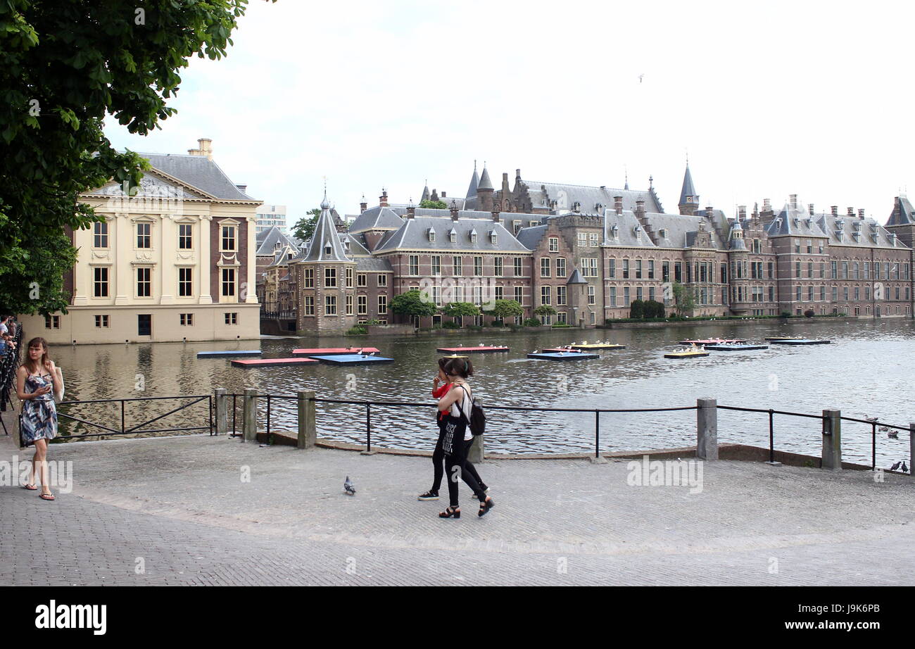 Binnenhof, Den Haag, Pays-Bas. Le parlement néerlandais historique et des bâtiments du gouvernement. Panorama. Korte Vijverberg Hofvijver à l'étang. Printemps 2017 Banque D'Images