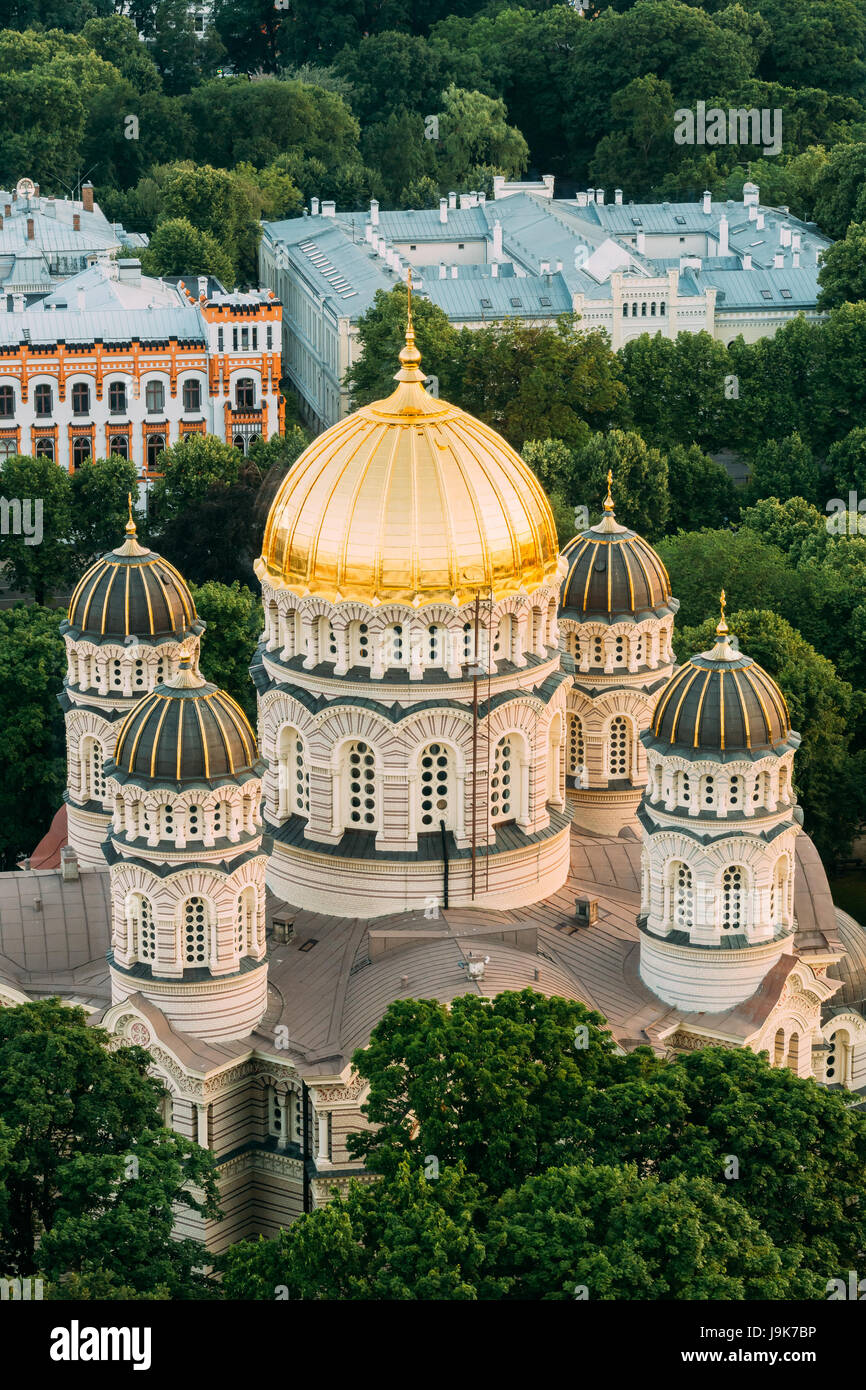 Riga, Lettonie. La ville de Riga. Vue supérieure de la Nativité du Christ de Riga - La cathédrale célèbre église et Monument en soirée d'été. Dômes jaune doré. Banque D'Images