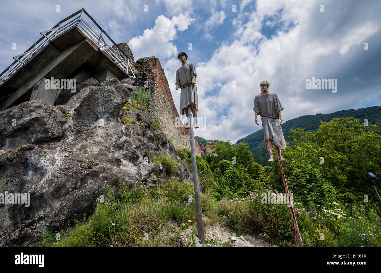 Impalement Vertical scène devant Château Poenari sur plateau du mont Cetatea, Roumanie, un des principaux forteresse de Vlad III Empaleur Banque D'Images