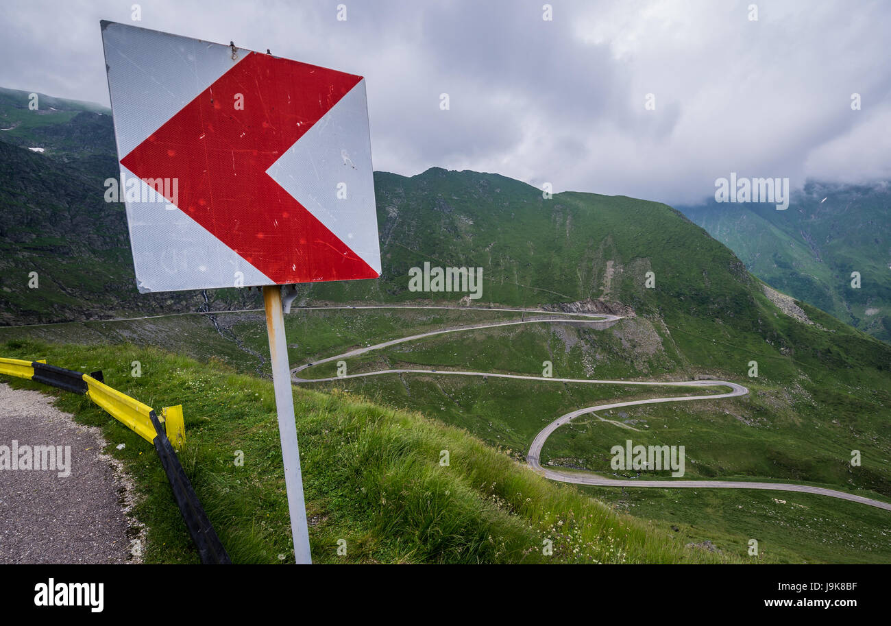 Brusque virage chevron signe sur la route Transfagarasan (DN7C également connu sous le nom de Ceaușescu's Folly) traversant le sud du massif des Carpates en Roumanie Banque D'Images