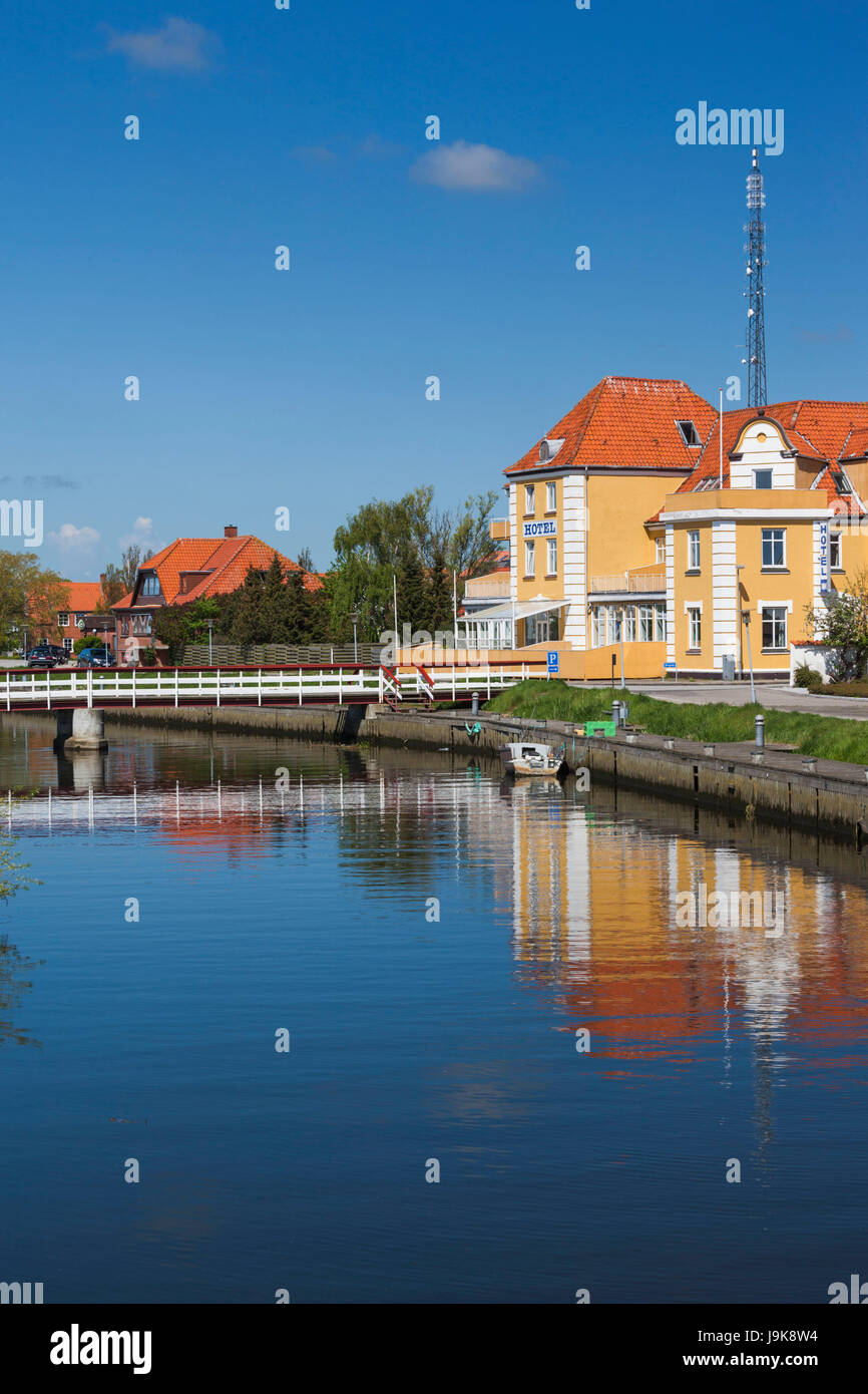 Le Danemark, le Jutland, Grenaa, bâtiments longeant le canal Banque D'Images