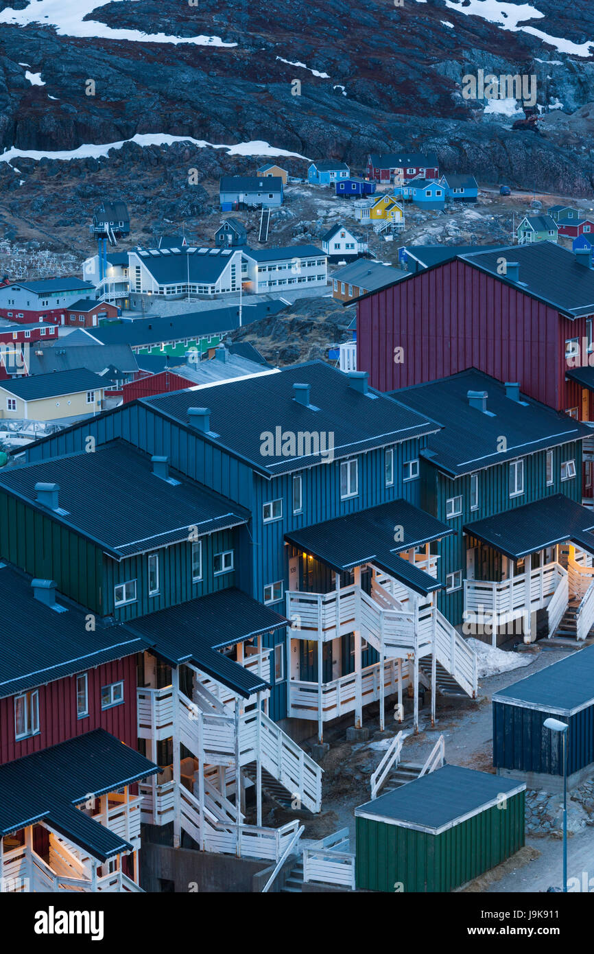 Le Groenland, Qaqortoq, augmentation de la vue de l'appartement maisons, crépuscule Banque D'Images