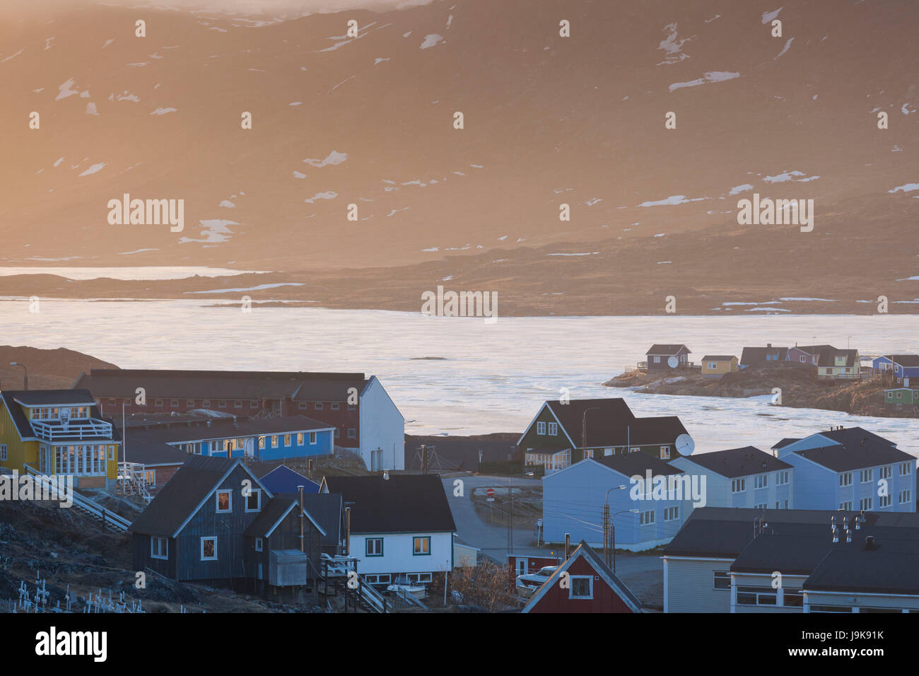 Le Groenland, Qaqortoq, lac Tasersuaq, élevée sur la ville, coucher de soleil Banque D'Images