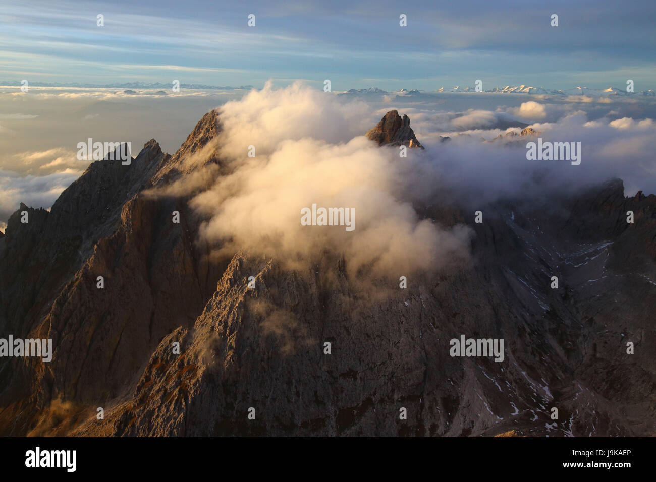 Vue aérienne de la montagne de Odle entouré par les nuages. Dolomites Val Funes Trentin-Haut-Adige Italie Tyrol du Sud Europe Banque D'Images