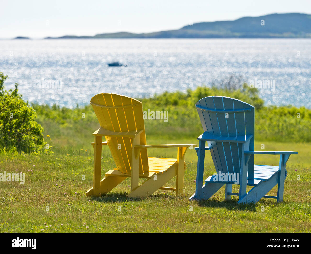 Chaises en bois jaune et bleu Banque D'Images