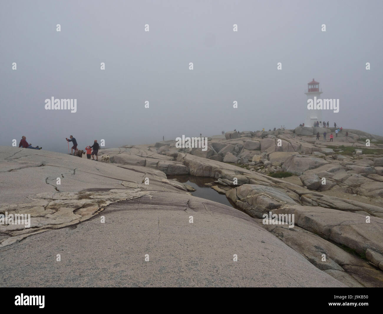 Les visiteurs dans un brouillard épais, le phare de Peggy's Cove Banque D'Images