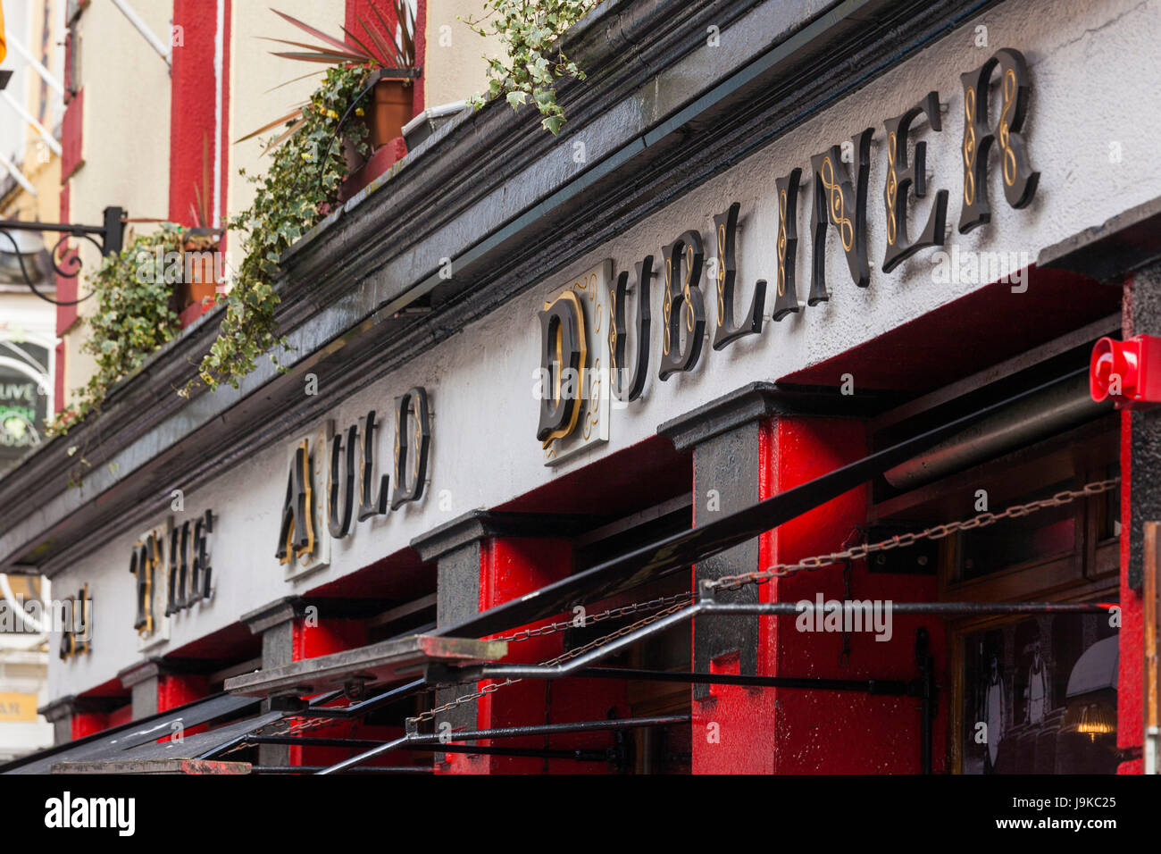 L'Irlande, Dublin, Temple Bar, pub traditionnel extérieur, l'Auld Dubliner Banque D'Images