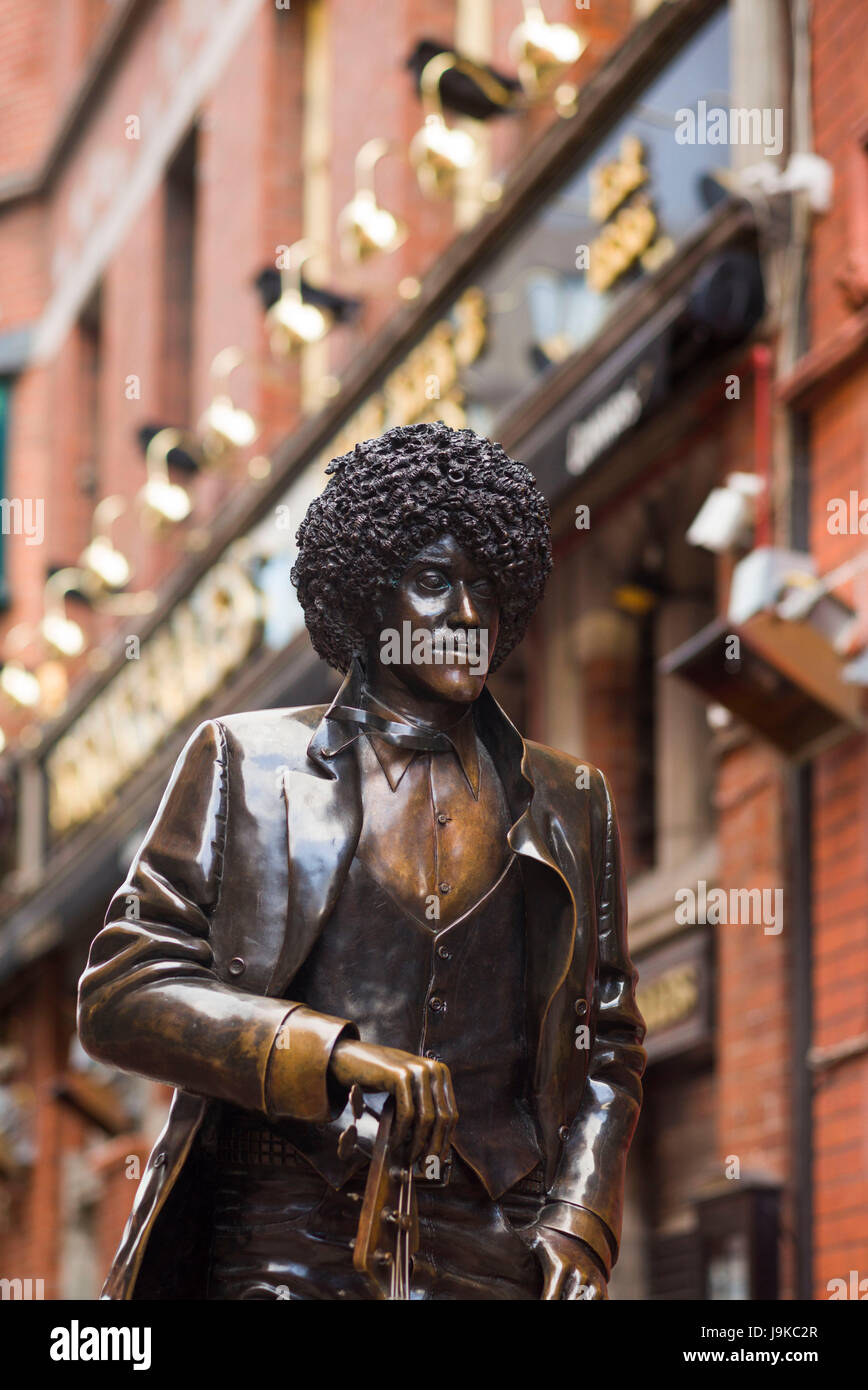 L'Irlande, Dublin, statue de Phil Lynott, membre fondateur du groupe rock Thin Lizzy, musicien de rock irlandais Banque D'Images