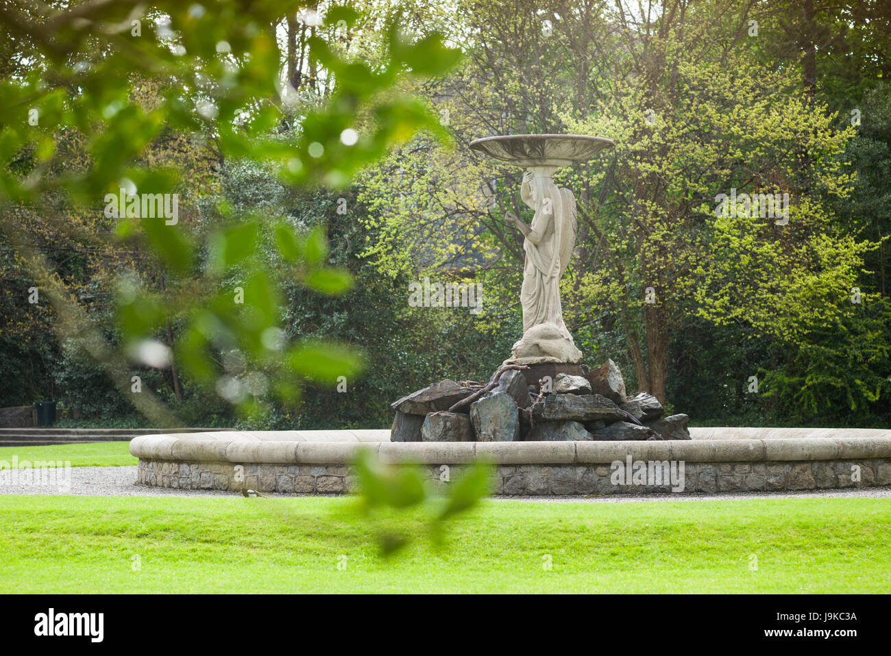 L'Irlande, Dublin, Iveagh Gardens, statue ailée Banque D'Images